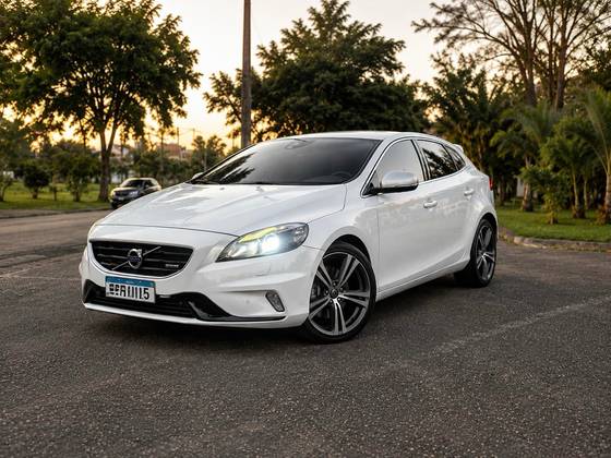 VOLVO V40 2.0 T5 R DESIGN TURBO GASOLINA 4P AUTOMÁTICO VOLVO V40 2.0 T5 R DESIGN TURBO GASOLINA 4P AUTOMÁTICO